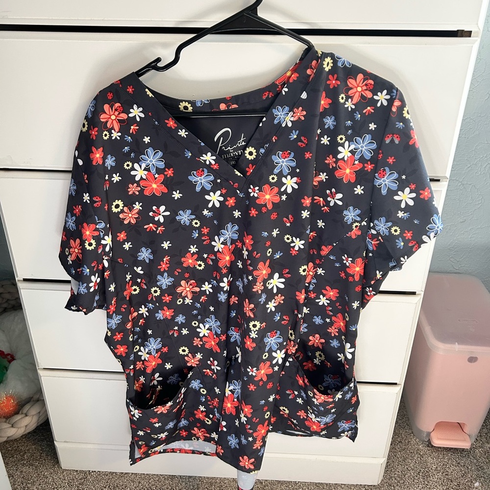 2x Printed Scrub Top